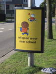 901800 Afbeelding van de poster 'wij gaan weer naar school', met tekeningetjes van Dick Bruna in een display op een ...